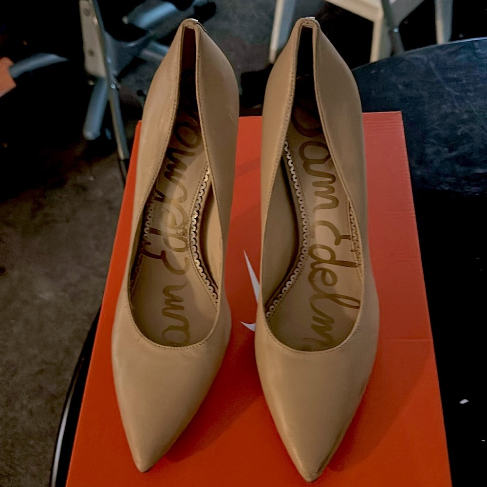 Women’s Sam Edelman pumps size 8 or 38 uk nude with rhinestone at heel